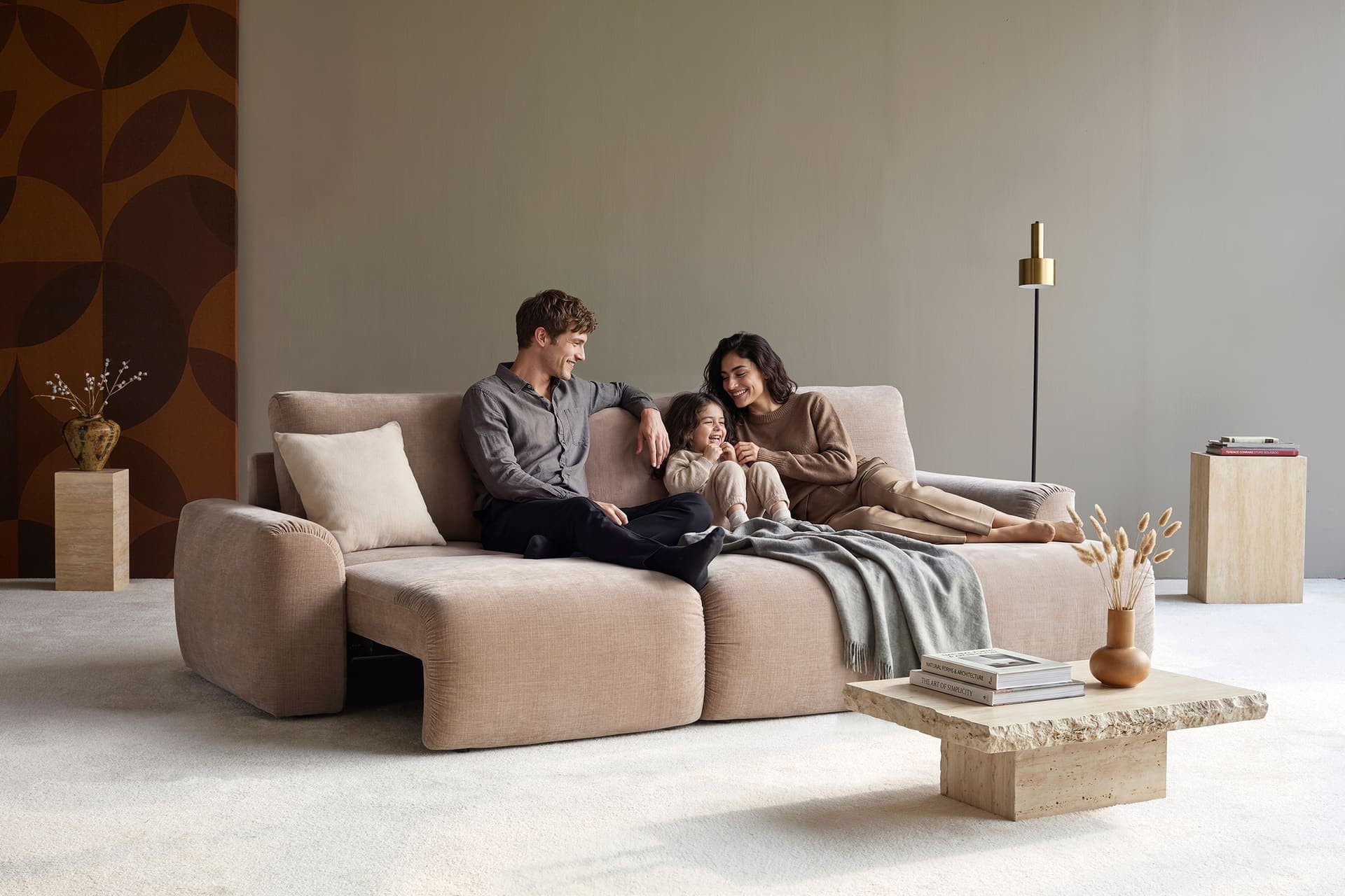 Familie koser seg på Norum sovesofa i utslått posisjon
