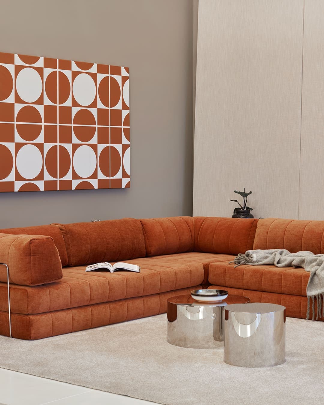 CozyPad sovesofa i 412 Esina Rust Orange, vist i rom
