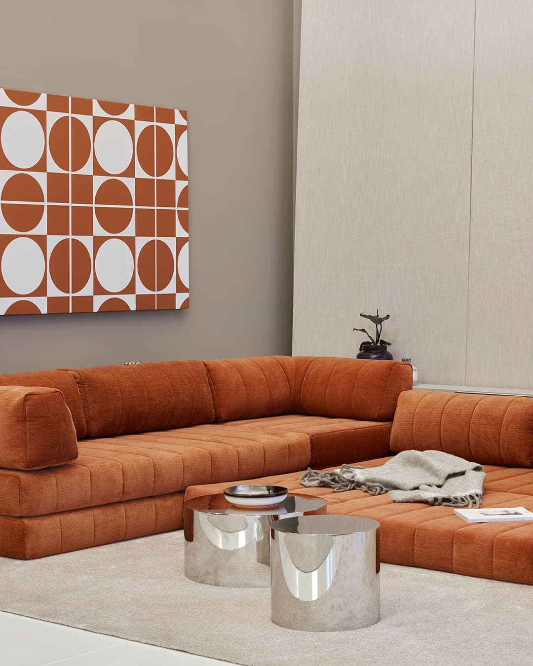 CozyPad sovesofa i 412 Esina Rust Orange, vist i rom