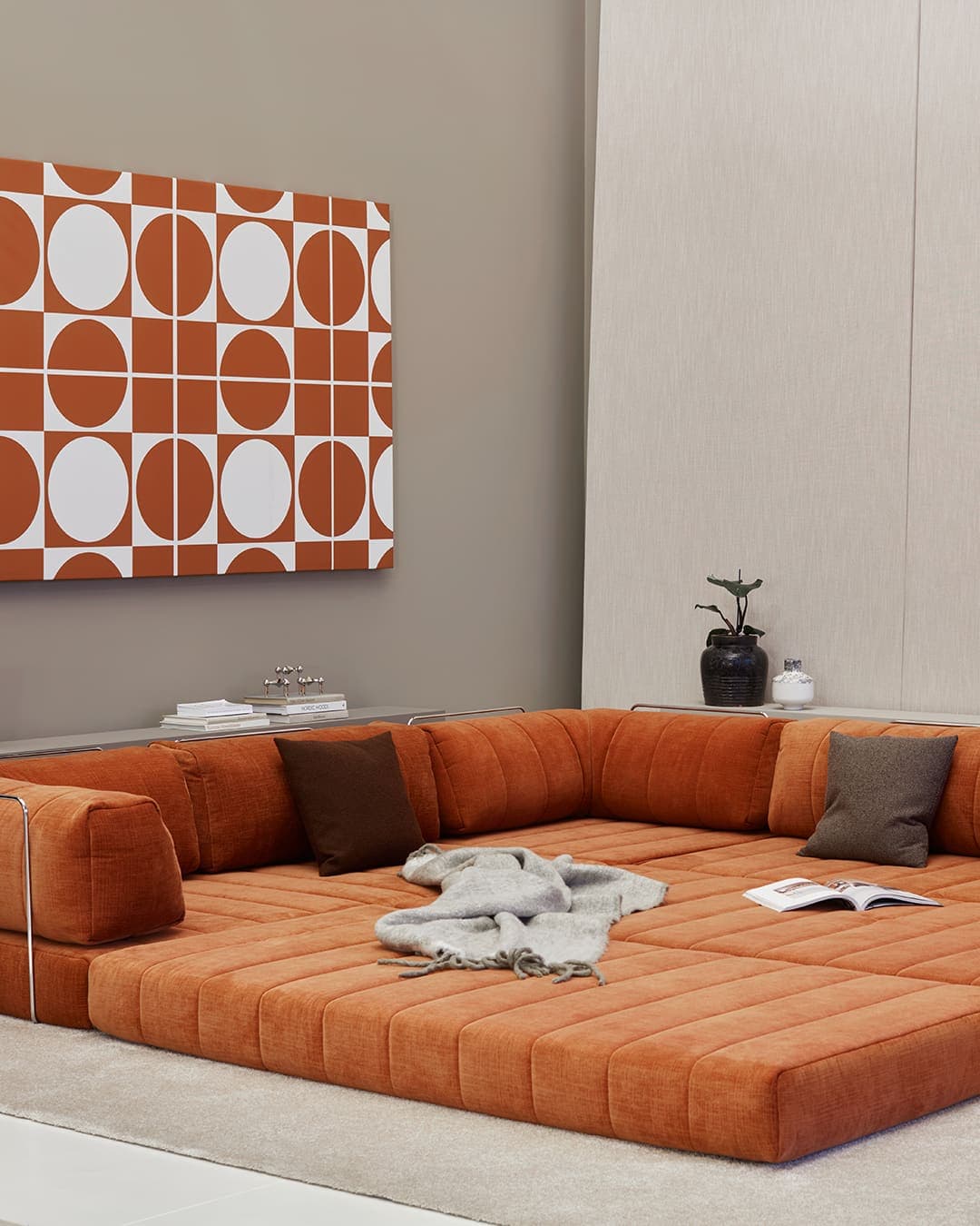 CozyPad sovesofa i 412 Esina Rust Orange, vist i rom
