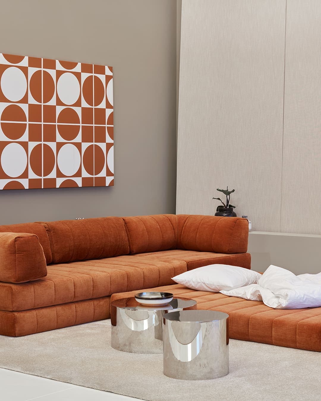 CozyPad sovesofa i 412 Esina Rust Orange, vist i rom