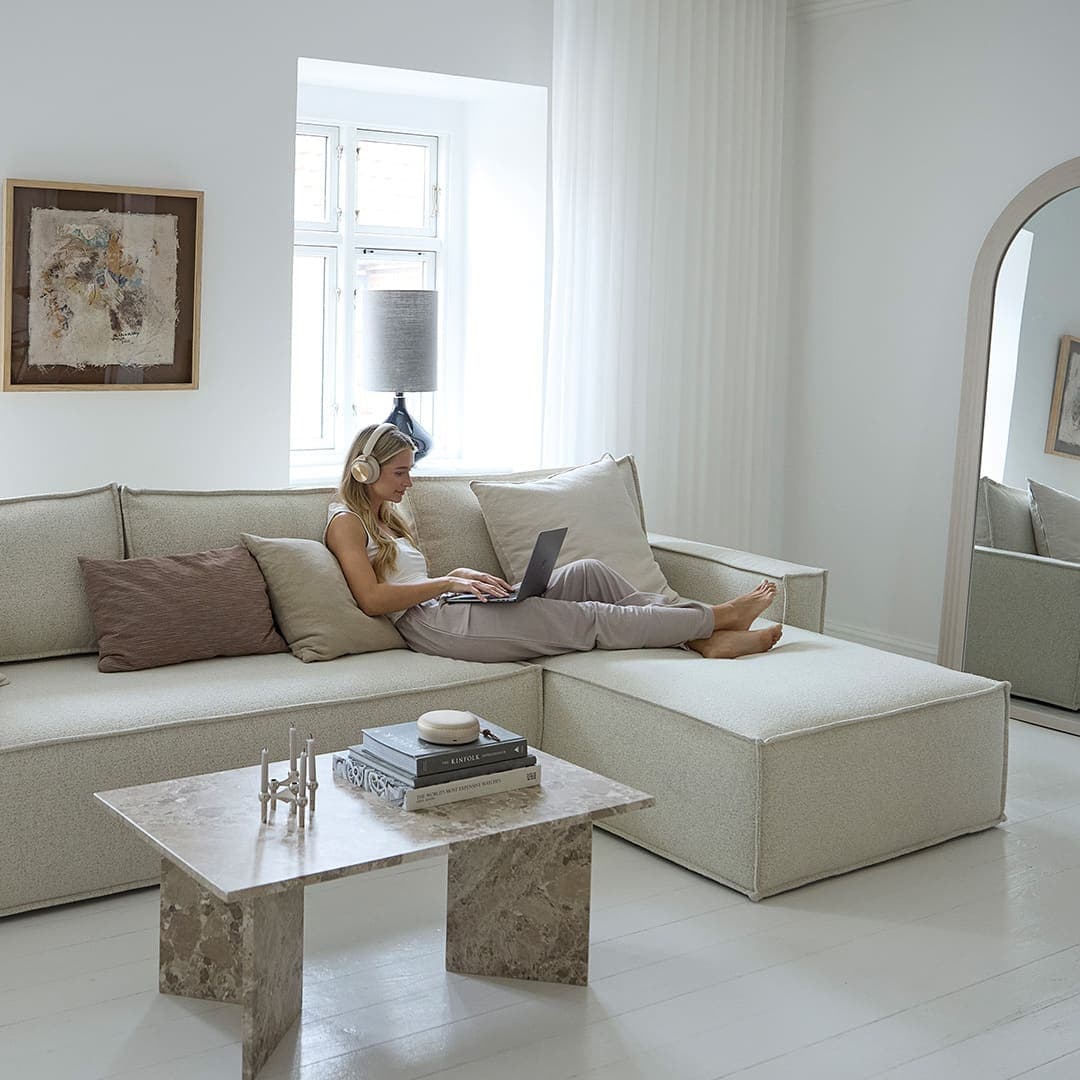 Newilla Lounger sovesofa i 357 Taura Off White, vist i rom