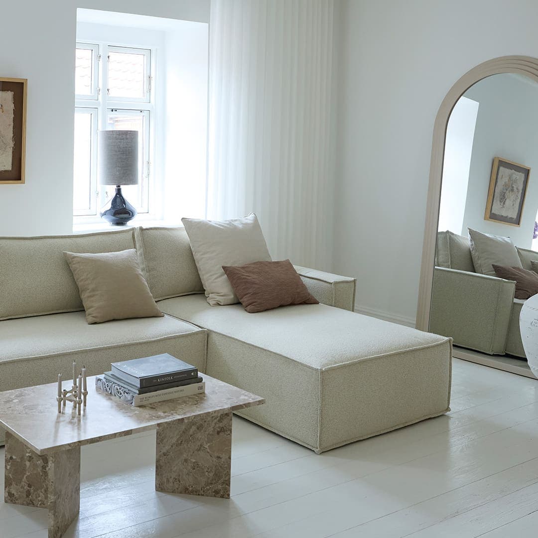 Newilla Lounger sovesofa i 357 Taura Off White, vist i rom