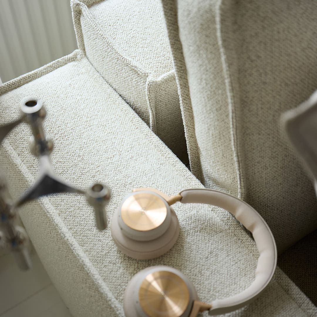 Newilla Lounger sovesofa i 357 Taura Off White, vist i rom