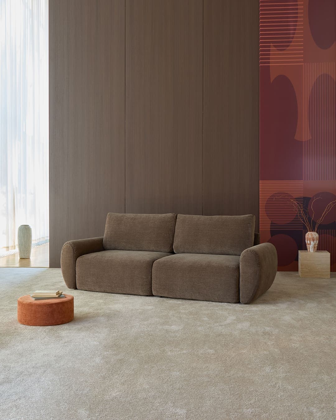 Norum sovesofa i 411 Esina Cedar Brown, vist i rom