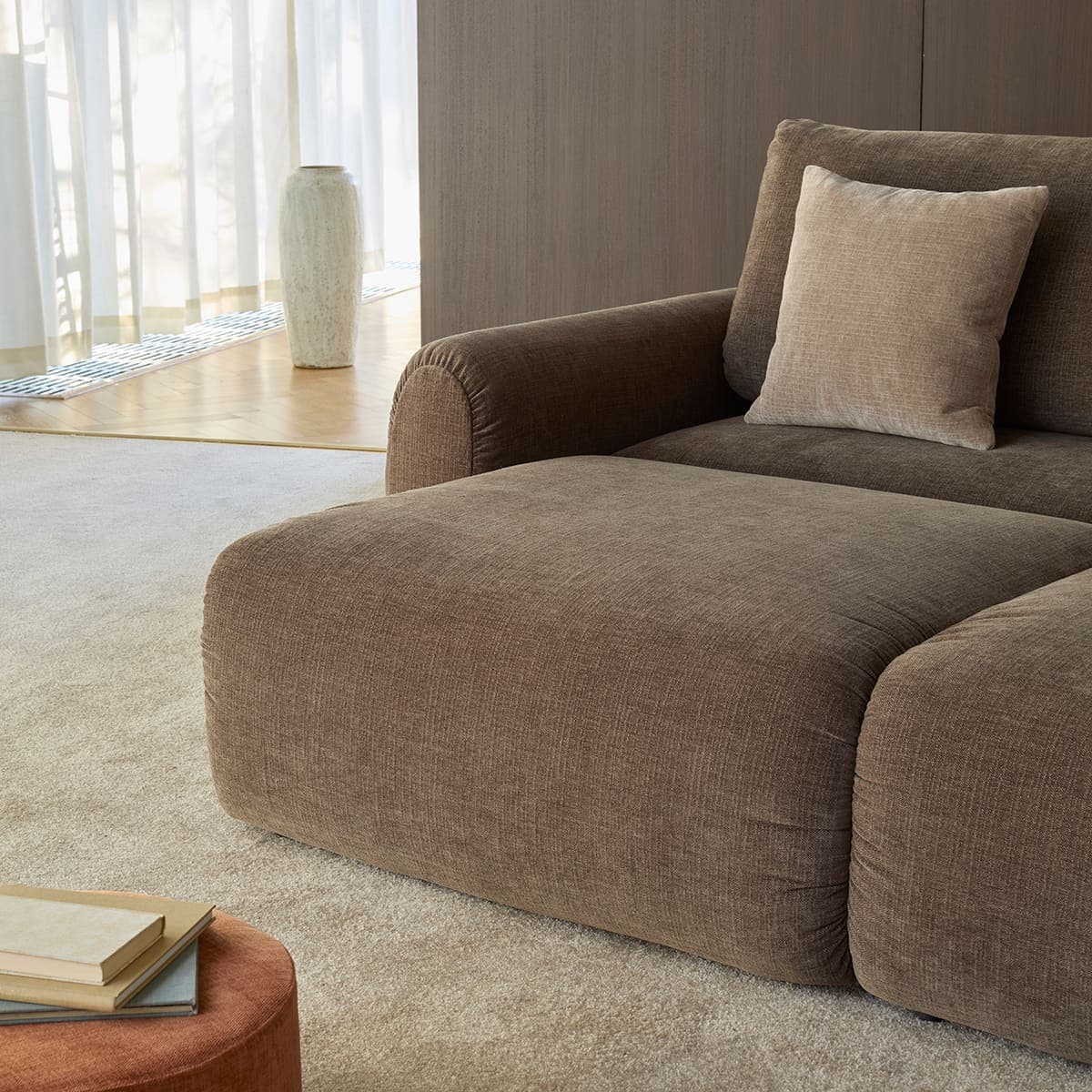 Norum sovesofa i 411 Esina Cedar Brown, vist i rom