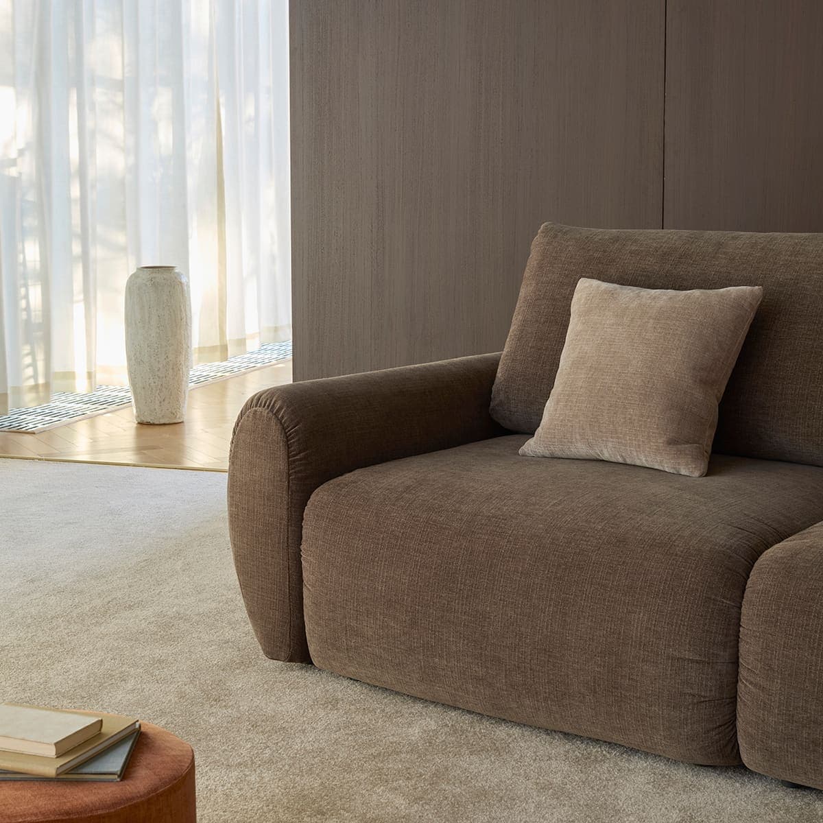 Norum sovesofa i 411 Esina Cedar Brown, vist i rom