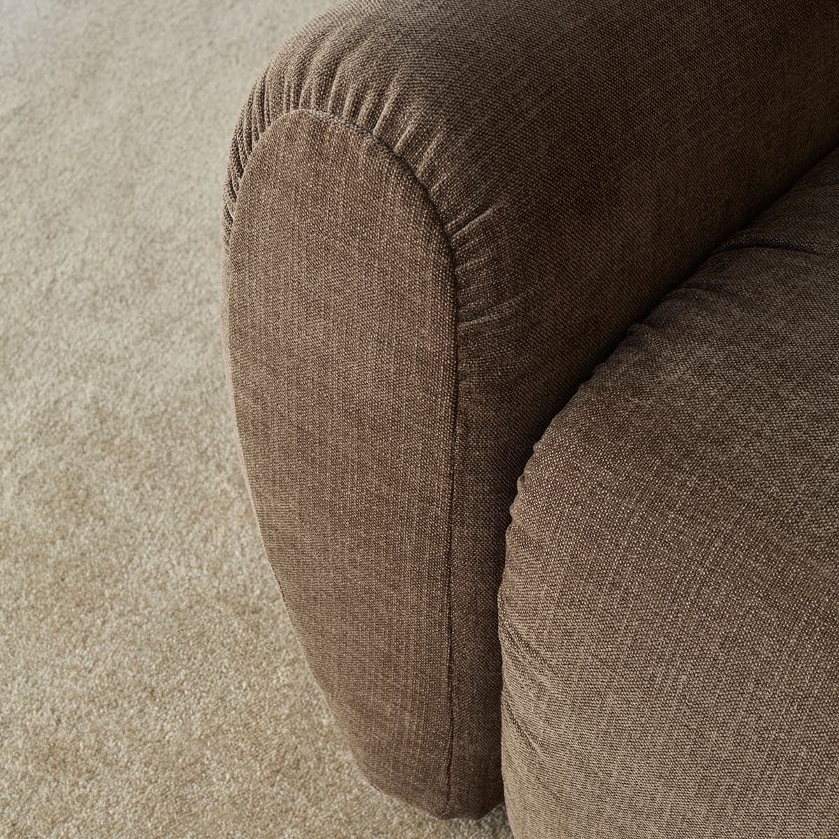 Norum sovesofa i 411 Esina Cedar Brown, vist i rom